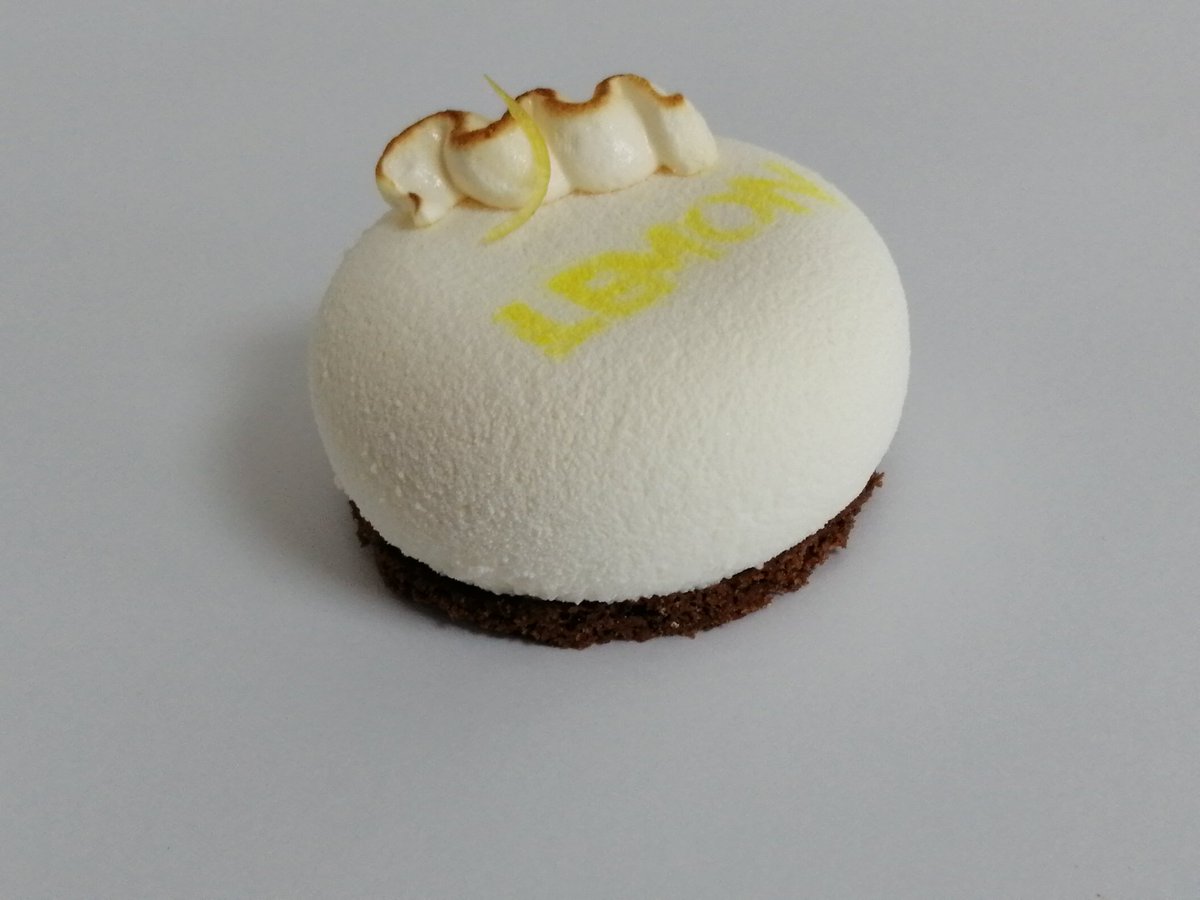 チョコおぢ 24 ๑ ڡ ๑ على تويتر ばえを意識したお気に入りの新作 レモンムースの中にグレープフルーツと優しいバジルのジュレ サブレブルトンショコラ ホワイトチョコをピストレしたあとに黄色でlemonって吹いてるのがすこ かわいい すき 付き合って欲しい