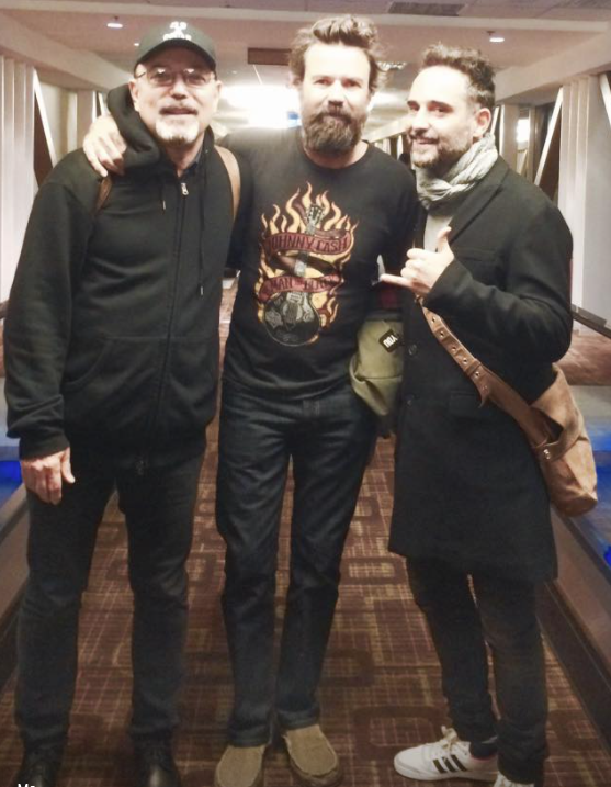 rubenblades's tweet photo. PAU DONES @Jarabeoficial
Se acaba de mudar al “otro barrio”/texto en foto adjunta
En las otras fotos, un abrazo que nos dimos en 2014 con  la presencia y complicidad de nuestro amigo @drexlerjorge 
Aqui va para ti esta canción con cariño, ¨Alma de tu Flor¨
https://t.co/RHMJtNDuXE https://t.co/x8Eb3mYzTa