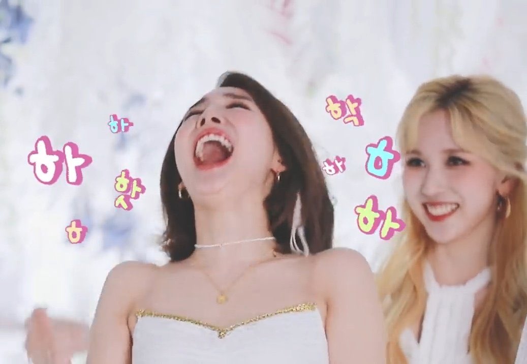 When she saw Nayeon laughing she was happy as well ;-;I hope this isn’t the end of the minayeon bread. I mean, we haven’t seen them with the jeans outfits so I guess I’ll look forward to more interactions.MINAYEON NATION FIGHTING![4/4]