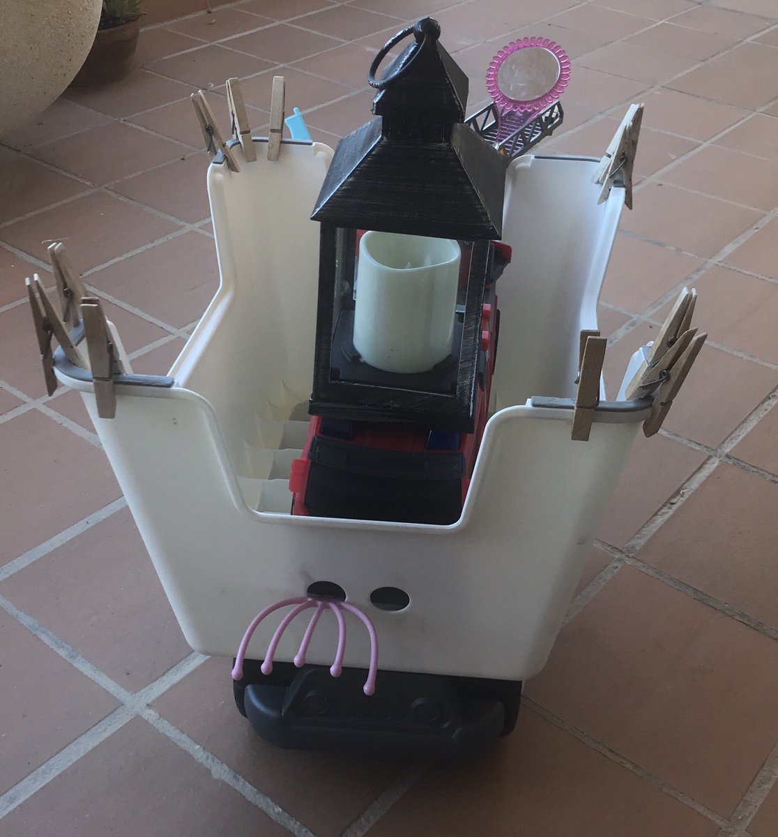 RR_Dave's tweet image. Pues nada que mis hijos de 3 y 6 años han descubierto el programa Battle Robots #Battlerobots