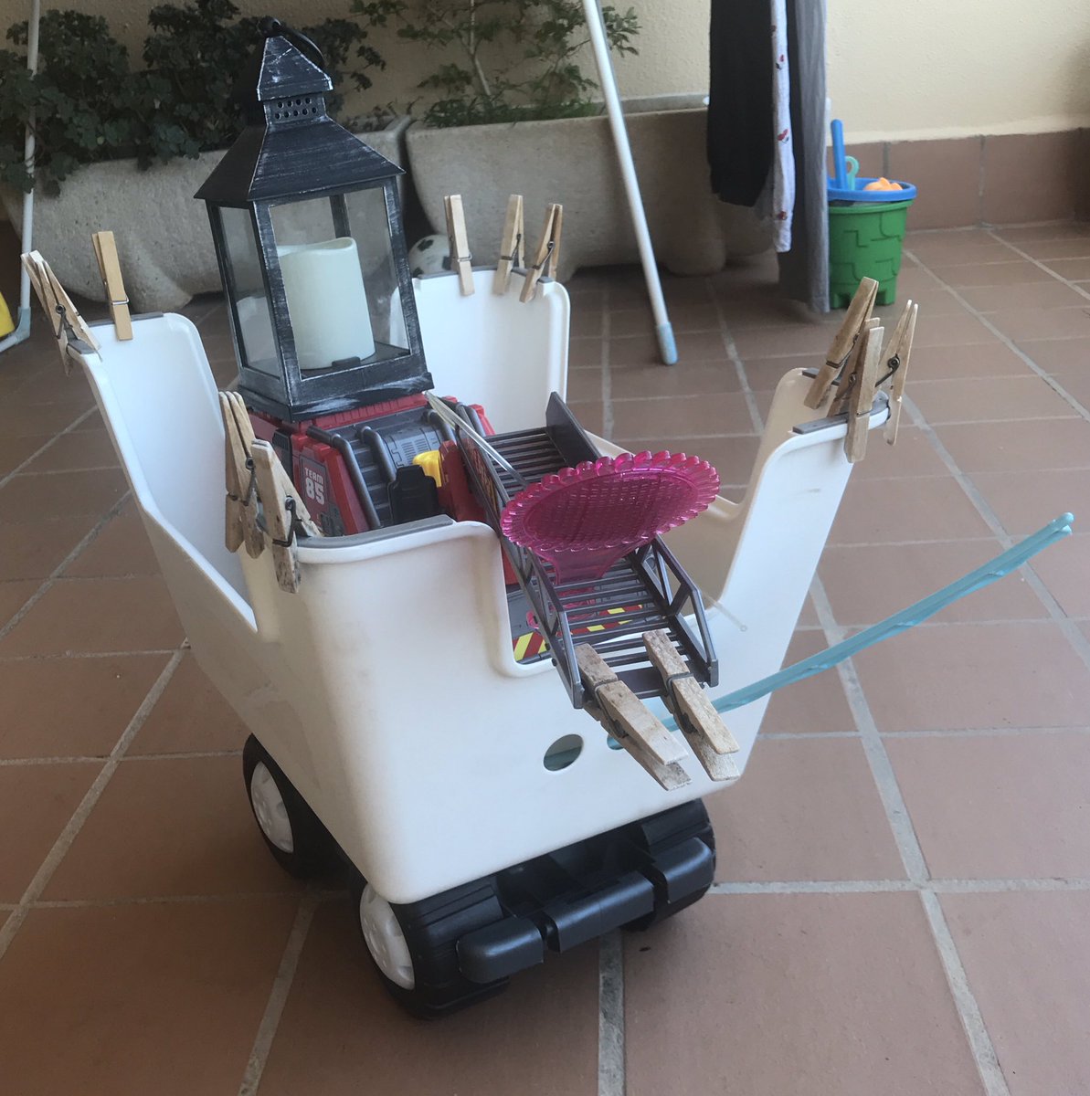 RR_Dave's tweet image. Pues nada que mis hijos de 3 y 6 años han descubierto el programa Battle Robots #Battlerobots