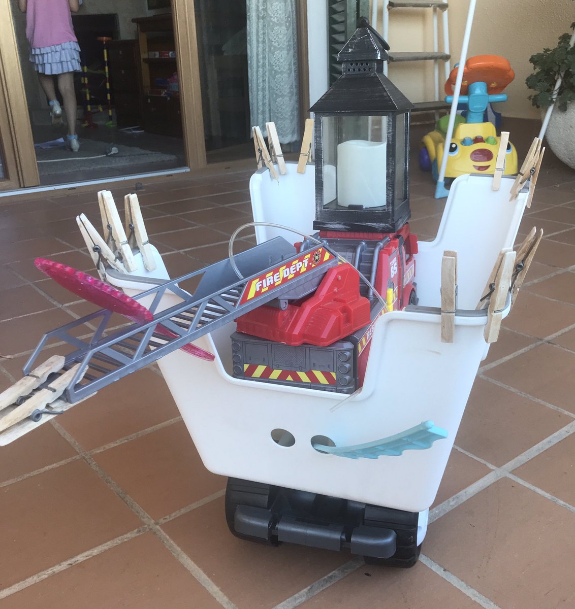 RR_Dave's tweet image. Pues nada que mis hijos de 3 y 6 años han descubierto el programa Battle Robots #Battlerobots