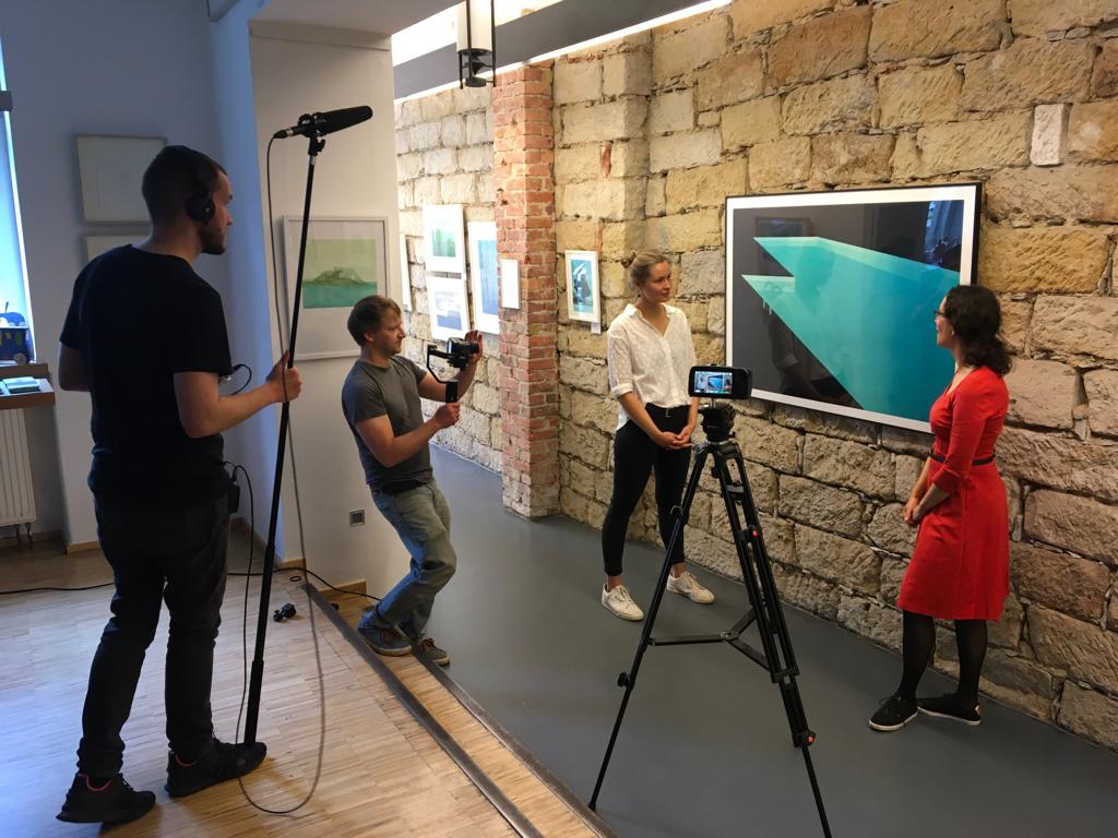 Videodreh statt Vernissage! Gestern wurde bei uns gedreht und das Ergebnis gibt es schon bald online!
#Ausstellung2020 #Peripherie #FranziskaNeubert #PetraSchuppenhauer