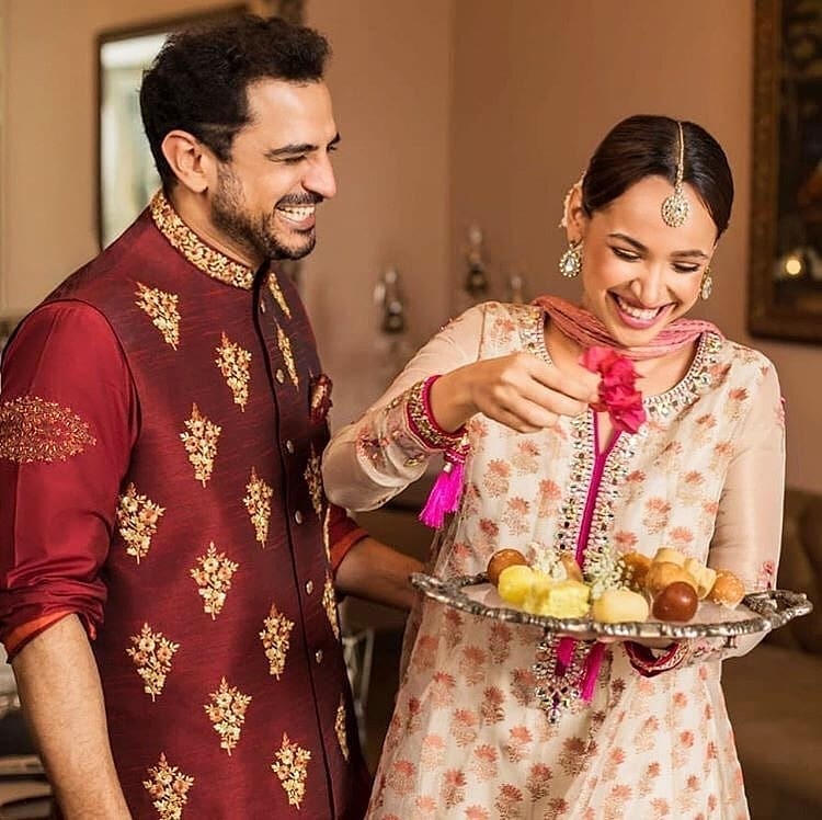 Hey cuties 😍
Marriage really suits these two and don't they make a stunning couple? ❤️
#DaniyalRaheal #FaryalMehmood