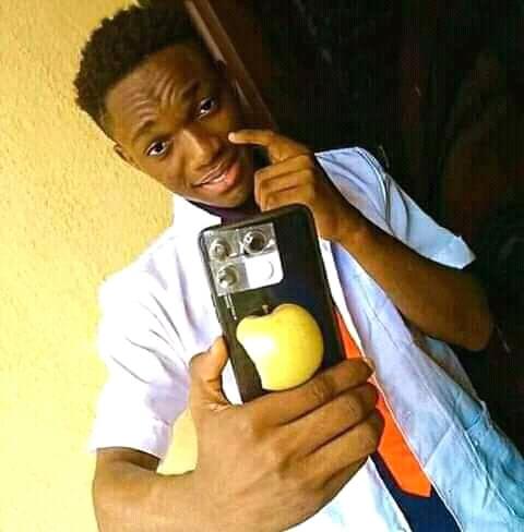 Graphicalboy1's tweet image. Really people have this strong love 4 I phones😁😁😁