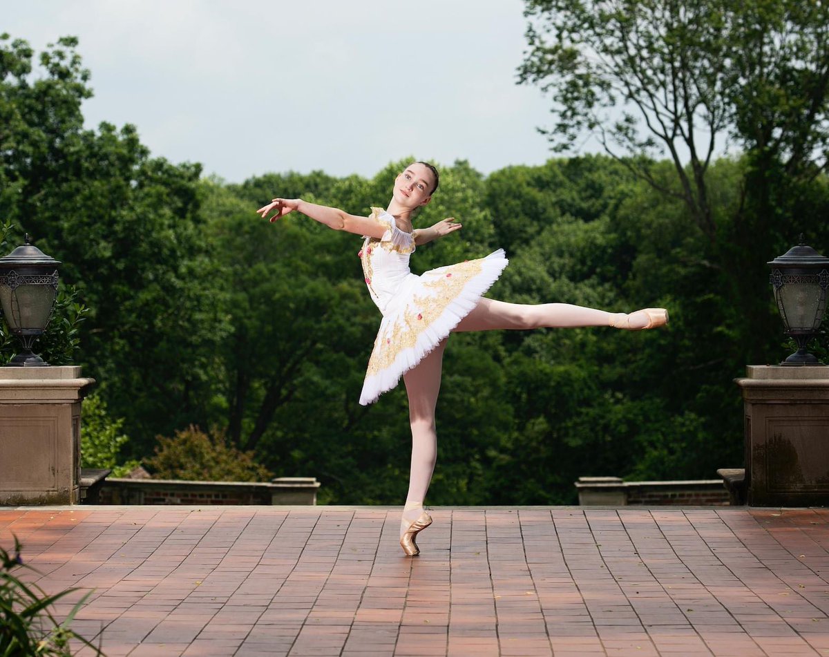 Dancer_NYC14's tweet image. There's something about outdoor photography that is completely magical!  Hey dancers...tag us in your posts!!!
Dancer.NYC #DancerNYC #Ballet #Dance #BalletDancer #Dancer #DancePhotography #BalletBeautiful #Dancing #PreProfessionalDancer  #WorldofDance #WorldofBallet