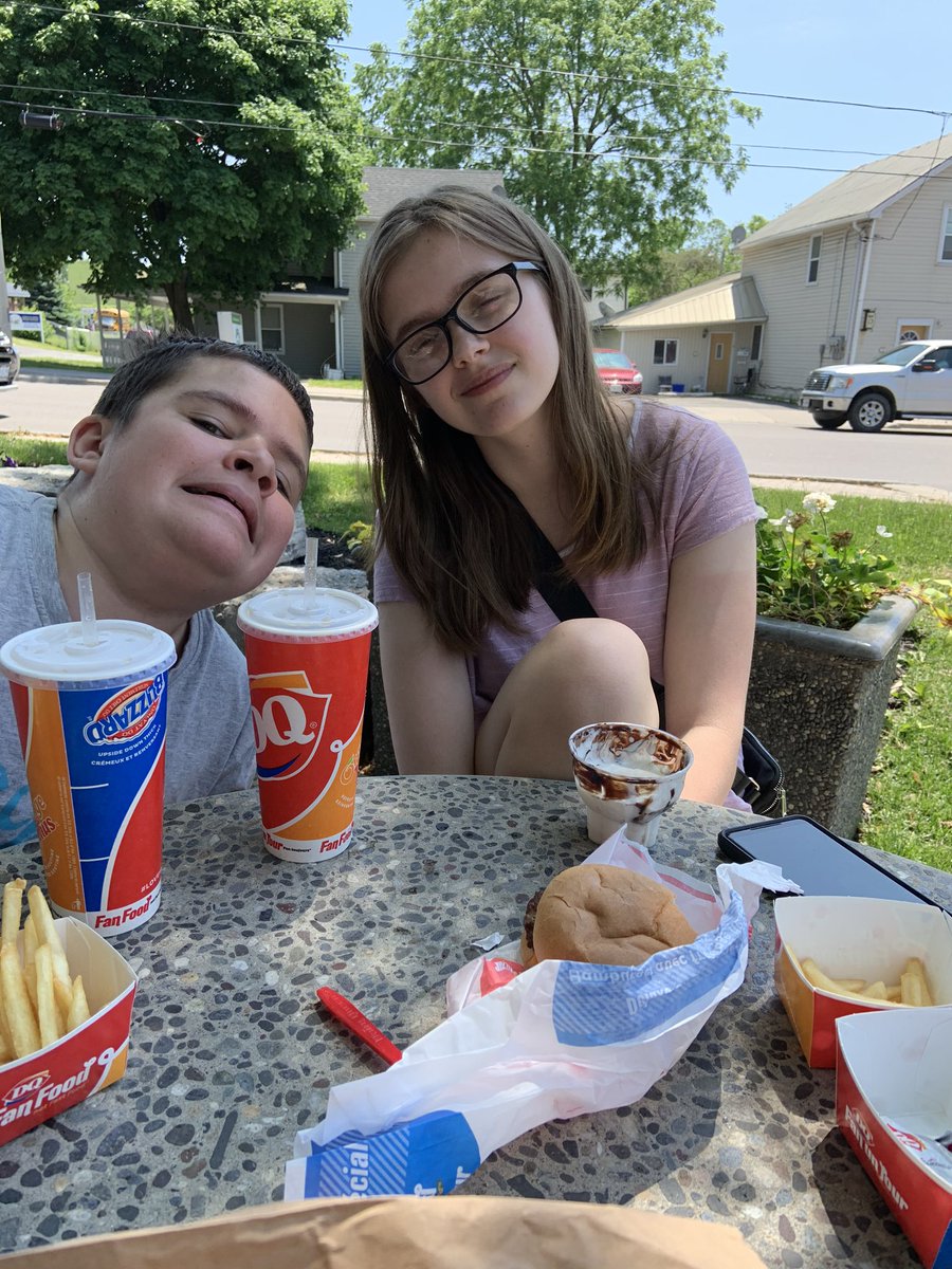 mandieh03's tweet photo. Walk up window at Dairy Queen makes for an awesome lunch day! Way to go #DairyQueen! @DairyQueen https://t.co/U8RgMxfxmY