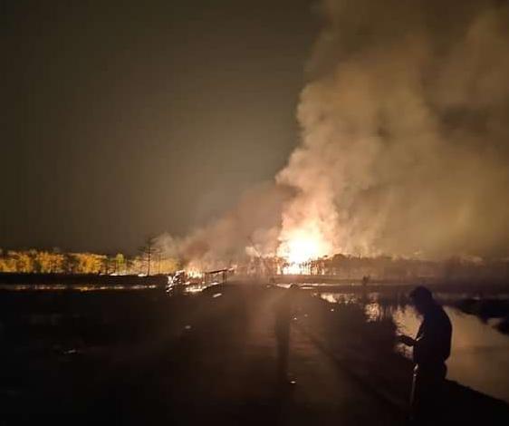 airnews_ghy's tweet photo. Baghjan at 10 pm. 
Photo courtesy- Bidyut  Kalita , Saurav Raj Konwar
#Baghjan 
#BaghjanGasLeak https://t.co/oUzQC4FU9j