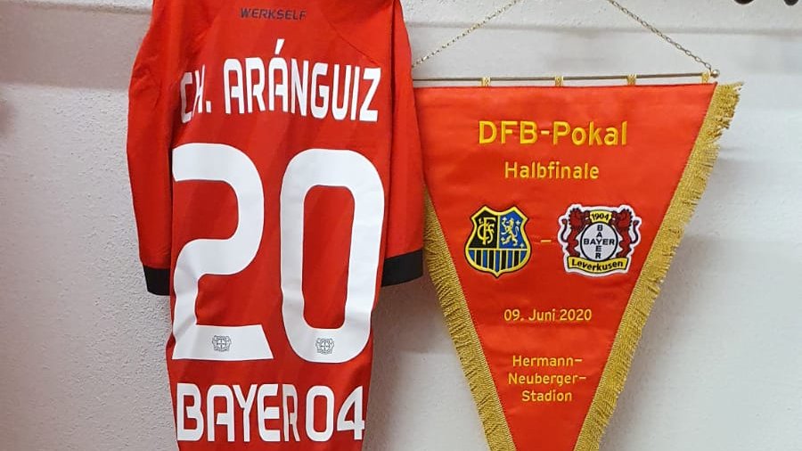 bayer04_es's tweet photo. 👑🇨🇱 Charles con ©️ de Capitán 🇨🇱👑
🖤¡#Aránguiz, Príncipe y líder en la semifinal!❤️

#DFBPokal 🏆 #FCSB04 https://t.co/71LDVfvYOh
