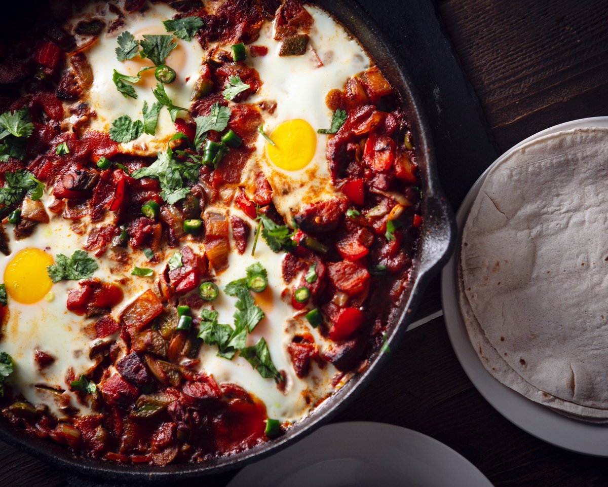 An all time favourite 15 min meal idea is naturally #glutenfree Mexican baked eggs 🍳 A foolproof recipe using minimal ingredients. Serve on top of gluten free pitta breads/wraps. Get this recipe and 45+ more included in my new e-book for just £4.99 ♥️ bit.ly/3dUuxdy