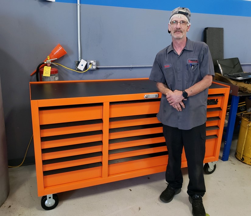 CornwellTools's tweet photo. #ToolCartTuesday - that's a lot of Orange! Great job Cornwell Dealers Mark, Chad V., Jared, Jamie, Chad N. and Len moving our tool storage units! #tools #toolbox #cars #trucks #mechanic #technician #Automotive https://t.co/eiE2soC4sR