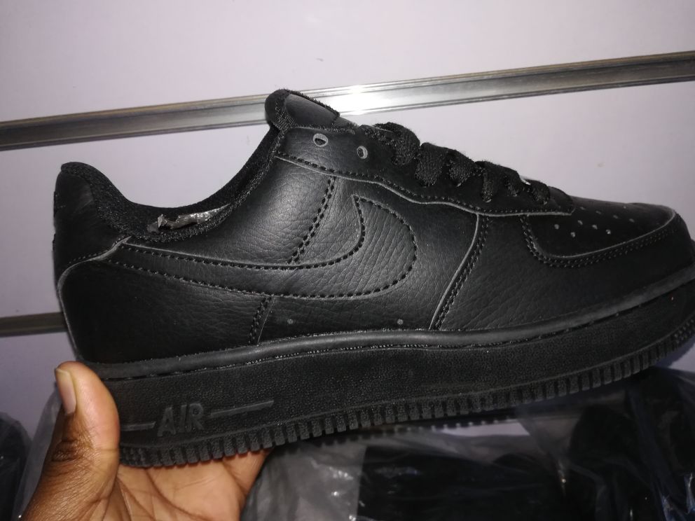 Nhlaa_mang's tweet photo. Ladies have Nike airforce Both in black and white all sizes#GirlTalkZa#girltalkza https://t.co/Zggei1yaPB