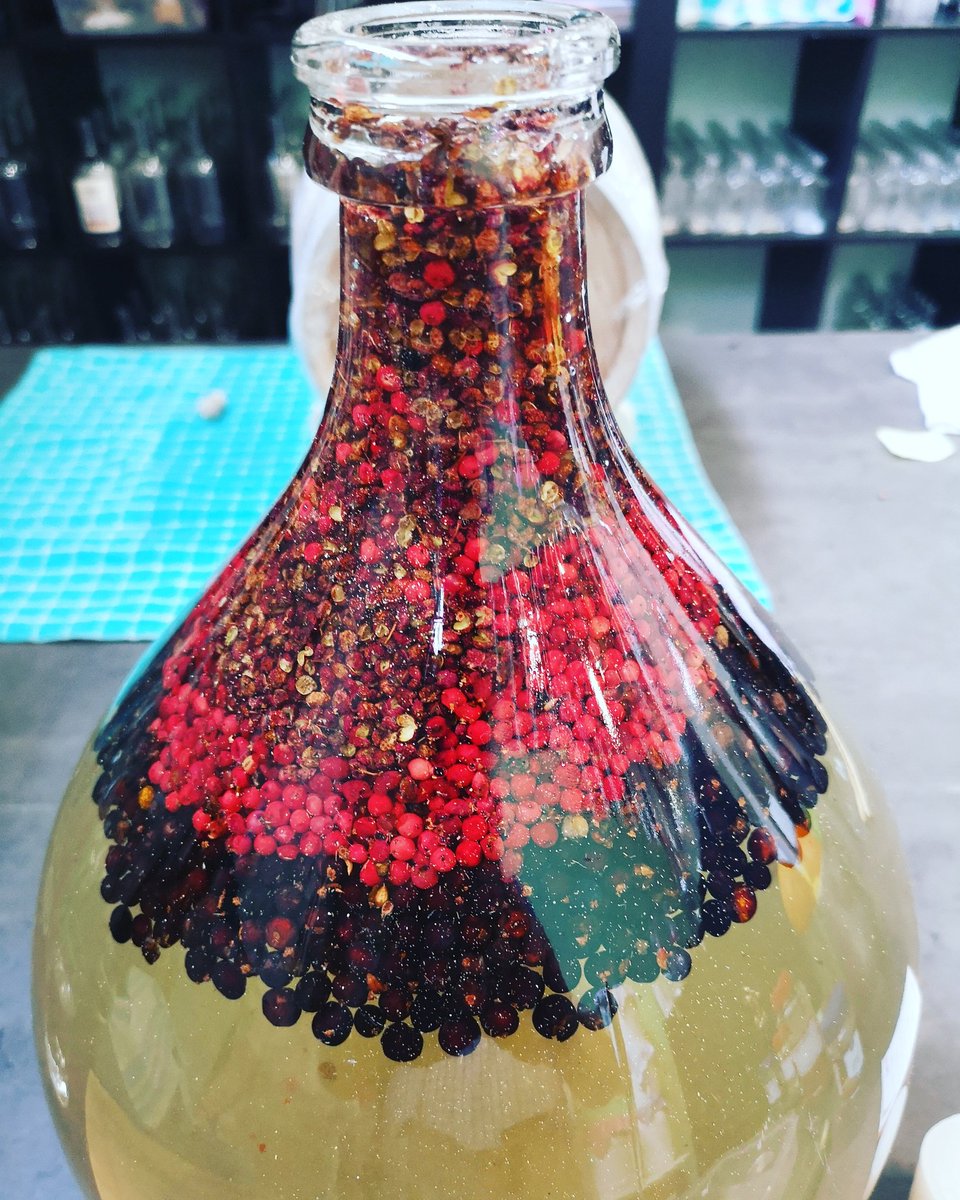 Puurdutch_nl's tweet photo. *** Live***, Een nieuwe batch pepergin. Uniek recept! Een echte beleving. #PuurDutchBest #PuurDutch #puurdutch_nl #Gin #pepergin #killershot #vaderdag #vaderdagcadeau #mix #puur #slijterij #destillery #destilleerderij #ambachtelijk #handgemaakt #handcrafted #cparkbata #proeverij https://t.co/IqLY2ltv9C