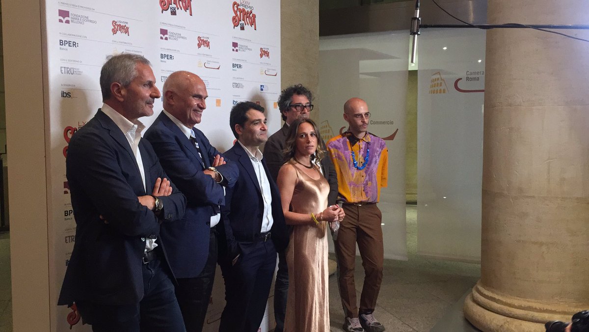 PremioStrega's tweet photo. I sei finalisti al #PremioStrega2020 sono in ordine di voto:
📌 @SandroVeronesi (210)
📌 @GianricoCarof (199)
📌 @ValeriaParrell2 (199)
📌 Gian Arturo Ferrari (181)
📌 Daniele Mencarelli (168) 
📌 @Jonathan_Bazzi (137) https://t.co/QKBw6h2J1V