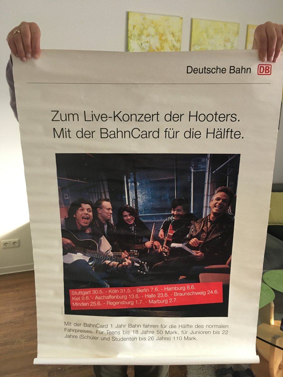 MarcusGrahnert's tweet photo. Die @DB_Bahn beweist Musikgeschmack. Einst schöne Kooperation mit Kapelle von der US-Ostküste. Für das Fotoshooting wurde ein IR-Abteil angemietet.

Heute vor 25 Jahren spielten die #Hooters in #Kiel. Rückfahrt ab Lübeck nach Hause damals im D 483. 🙂 https://t.co/vxQcpcOJs0