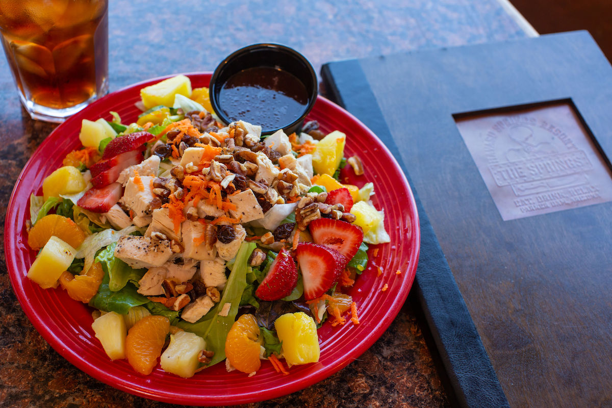 The Springs' delicious Chinese Chicken Salad with mandarin
oranges and fresh strawberries will make sure you never want to skip out on your greens! 😋💚

#thedailybite #nomnom #healthysalad #lakesidedining #lakefront #havasuspringsresort