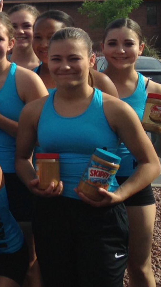 brecklynlee's tweet photo. Why didn’t anyone tell me that i was AN ABSOLUTE UNIT in highschool 😂😬🥴 I’m literally sick looking at the first picture lmao. https://t.co/fBQwfaWMMj