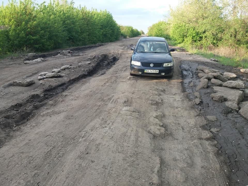 Плохие дороги ответ. Трасса м13 Украина. Убитые дороги Украины. Плохая дорога. Плохие дороги в Украине.