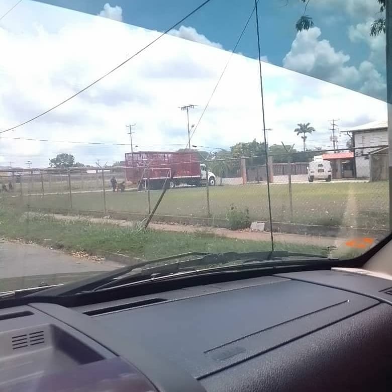 HablaCojedes's tweet photo. #09Jun|| Me hacen llegar estás fotos en la que en camiones de transporte de animales trasladan a los detenidos por violar la cuarentena al Comando de la Guardia Nacional en #Tinaquillo. Información vía el periodista Alexander Olvera.
#Noticias #Cojedes #RadioClass #HablaCojedes https://t.co/FtIz2a7sTK