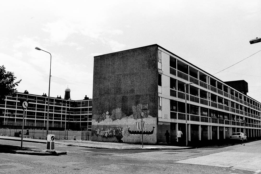 Here are a few photos of the Bridgefoot street flats I took in 2003 (Des Kernan). If you have any photographs of life in the flats please share. It would be great to gather together a collection for an exhibition at around the same time as the park opens.
