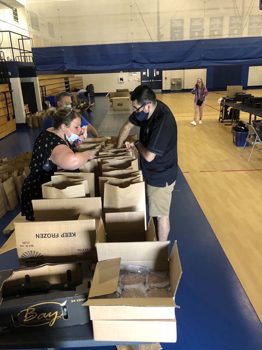 gainer_bridget's tweet photo. Thank you to our incredible staff for helping pack grocery bags ❤️ https://t.co/1dtelpjECA