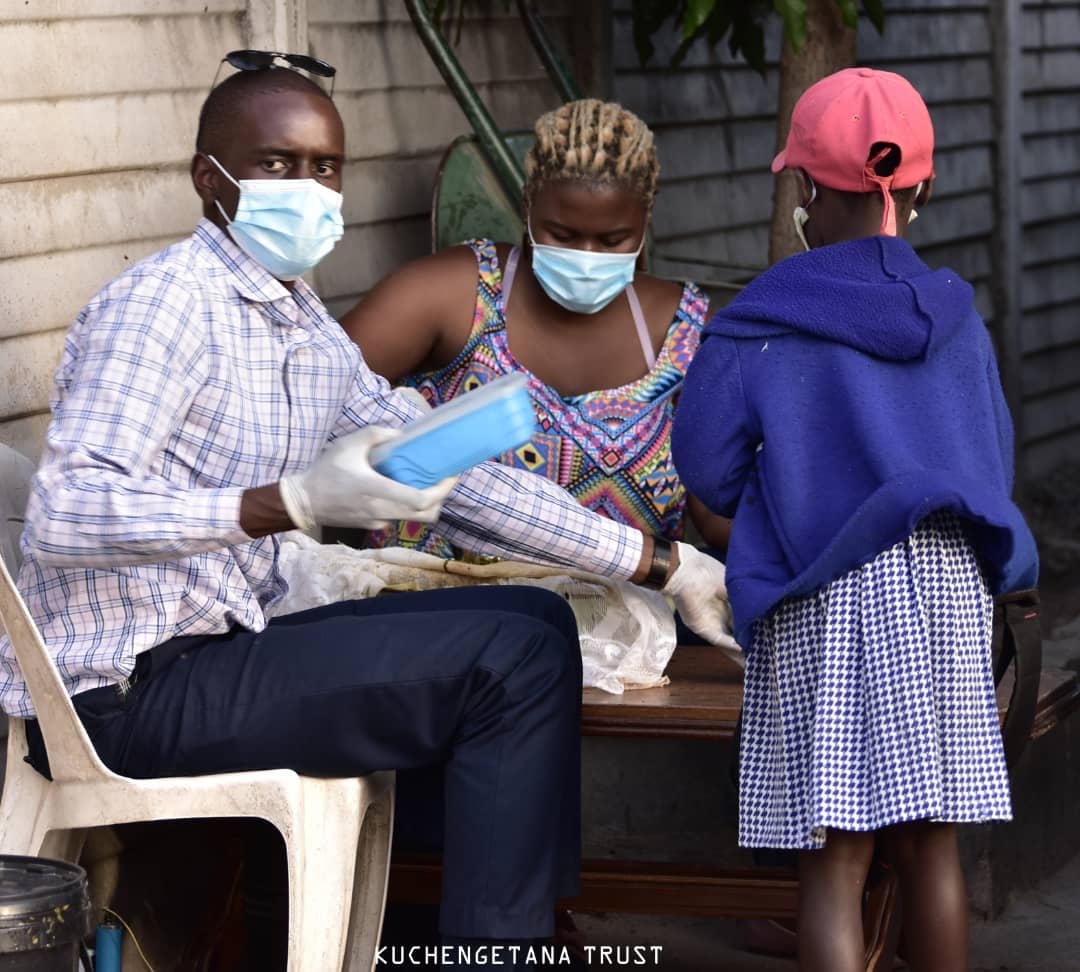 Semalho's tweet image. Day 56!
Porridge:842
Supper:1905

Sadza and Cabbage

Ingredients used:
65 cabbages
20 bundles of covo
110kgs mealie meal
260 tomatoes
20 royco pkts
37 onions
10 bottles of peanut butter
12kgs of sugar
1kg salt
Had @gamuchete, @ButterphlyPhunk and Samuel come through as always