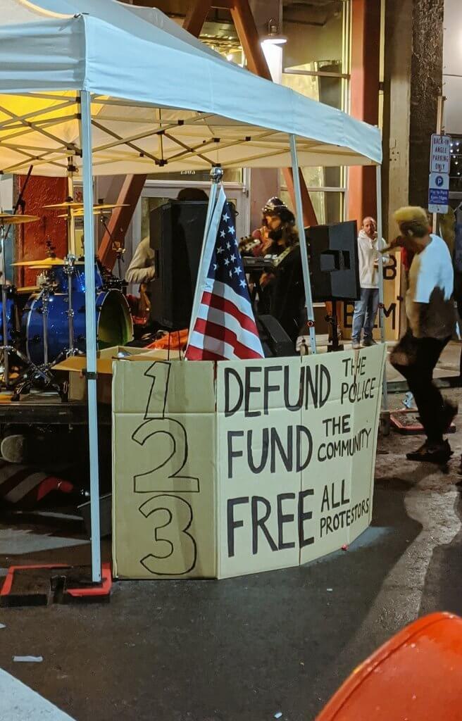 Errekaleor's tweet photo. Atención‼️

En Seattle han creado "Capital Hill Free Zone"

Han convertido el espacio "público" de alrededor de 6 edificios en territorio liberado. Entradas y salidas con barricadas y todas las cámaras destrozadas.

Llevan 8 días resistiendo.

#TerritorioLiberado
#Resistencia https://t.co/2eGj4Sg5z8