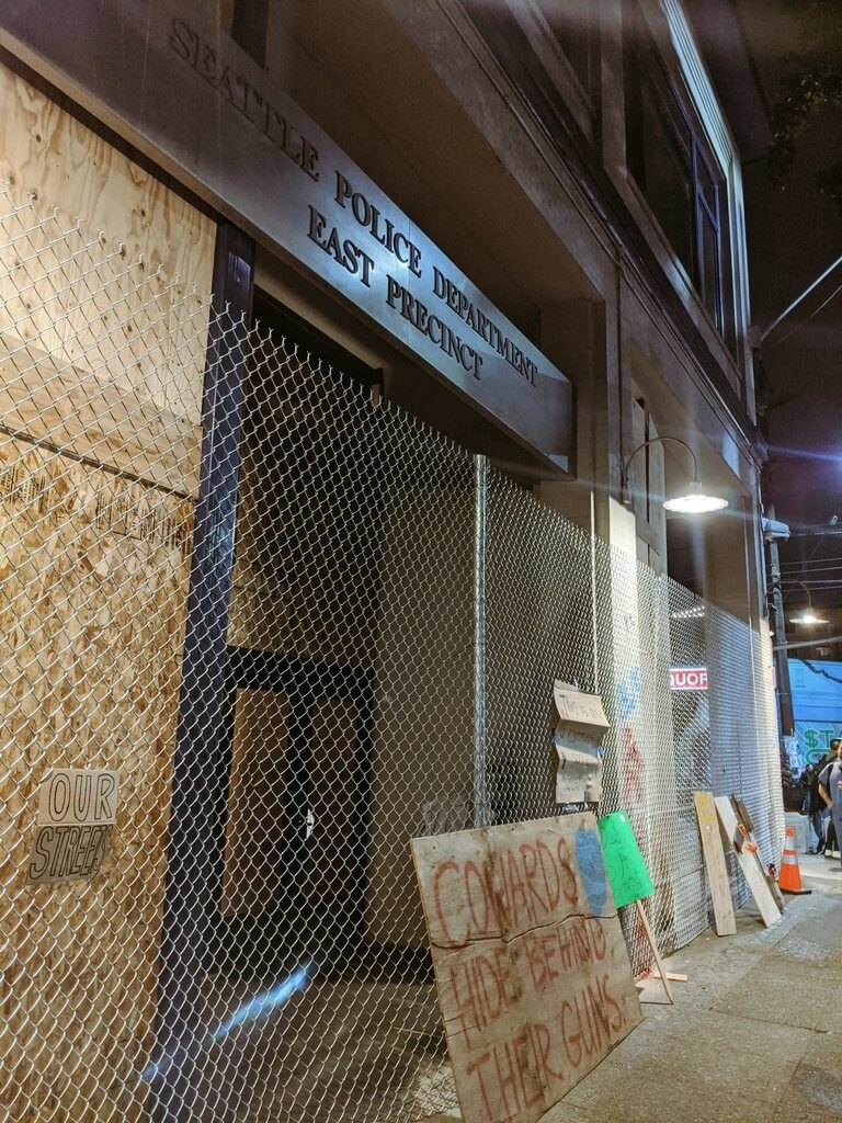 Errekaleor's tweet photo. Atención‼️

En Seattle han creado "Capital Hill Free Zone"

Han convertido el espacio "público" de alrededor de 6 edificios en territorio liberado. Entradas y salidas con barricadas y todas las cámaras destrozadas.

Llevan 8 días resistiendo.

#TerritorioLiberado
#Resistencia https://t.co/2eGj4Sg5z8