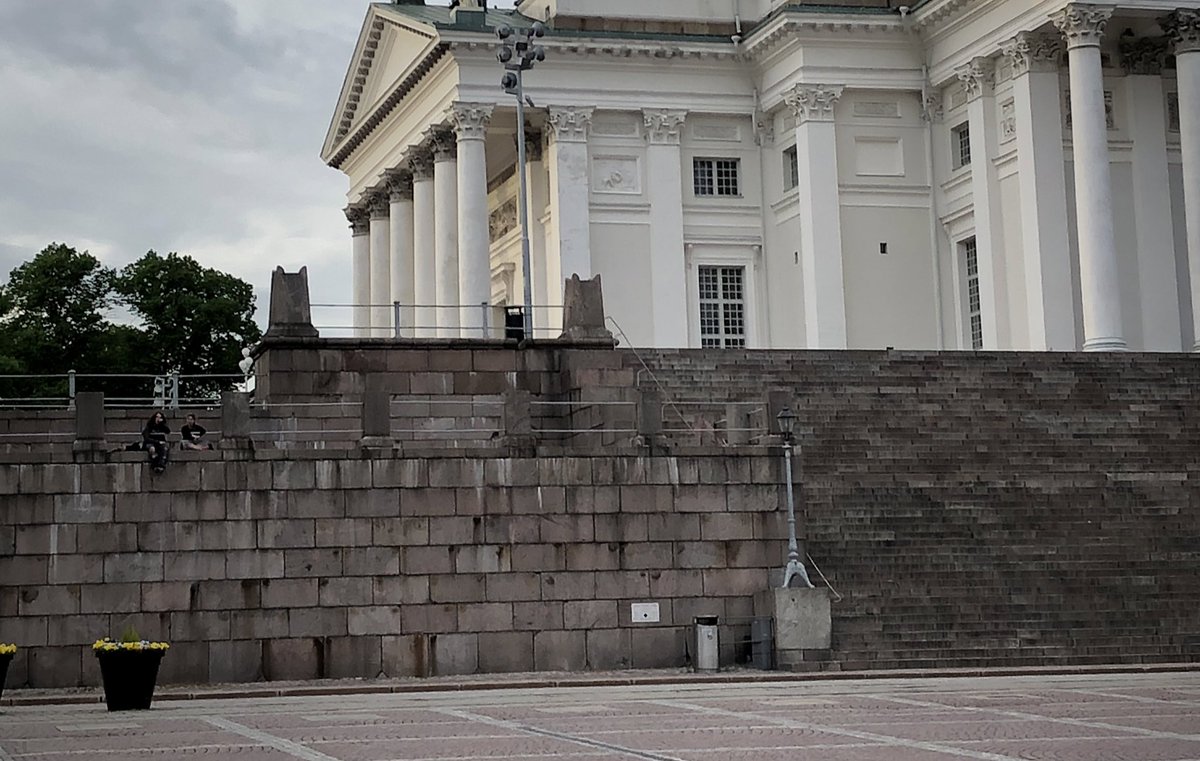 Senaatintorin seinä on puhdas joten kaikki spraymaalista ja ”ilkivallasta” mielensä pahoittaneet voivat nyt huokaista helpotuksesta.

Rasismia kokevilla ja poliisiväkivallan uhreilla ei valitettavasti saada asioita näin helposti kuntoon. Me etuoikeutetut: asiat mittasuhteisiin!