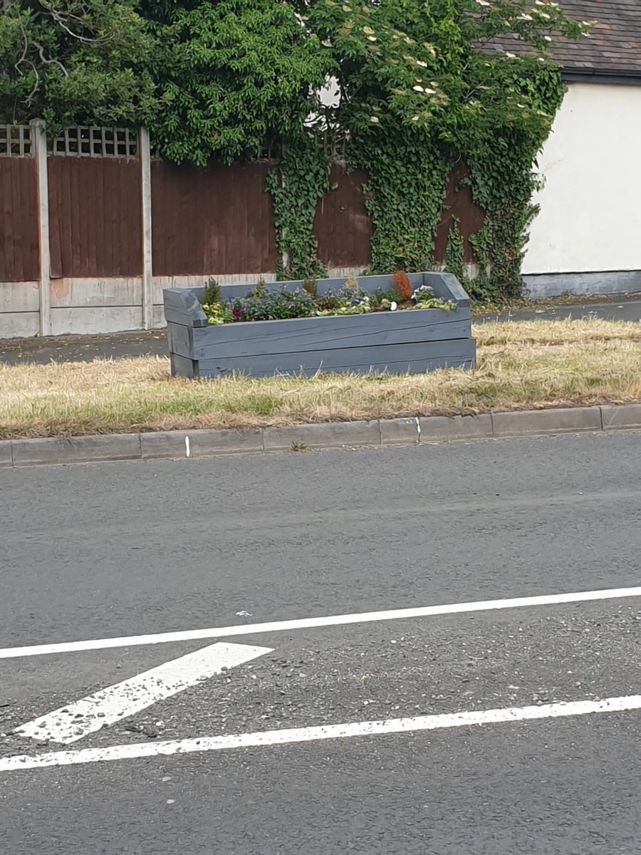 CatshillB's tweet photo. Thank you to Daren and Liz for painting our lovely planters today. They look fabulous xxx https://t.co/8CFV76cxCl