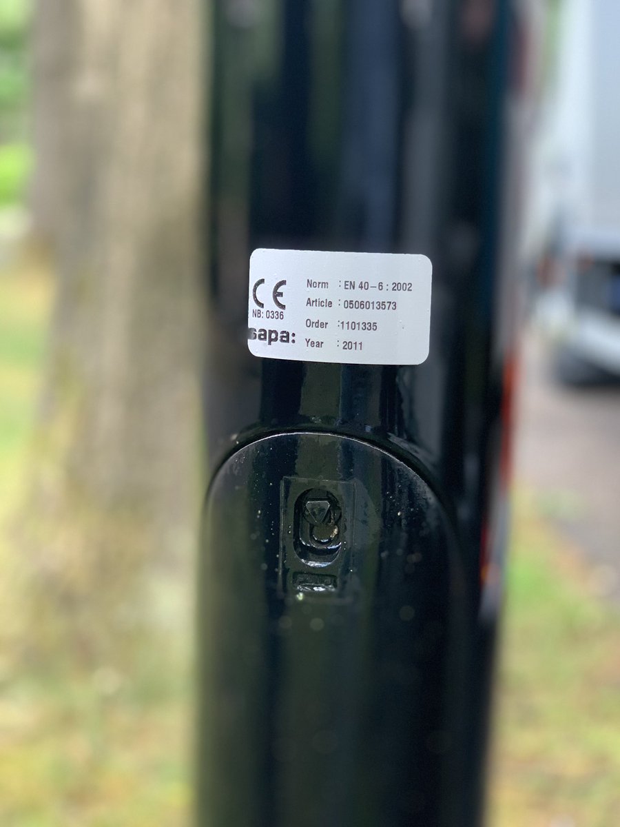 LICHT_MEER's tweet photo. Zijn uw lichtmasten ook voorzien van groene aanslag? Wij maken ze (biologisch)schoon. In de @gemeentezeist staan ze er weer netjes bij nu de masten ook nog eens rechtgezet zijn. https://t.co/Bl3nqAs1ka