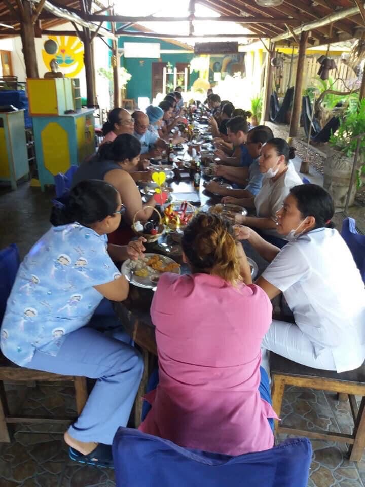 Mmendoza1970's tweet photo. Vean esta lindura, dueña del restaurante La Barca de Oro, en Peñitas Poneloya, organizó almuerzo para personal médico de León que llegó sin tomar ninguna medida... ah, había una piñata para reventarle la vida al Coronavirus. https://t.co/qMny4t6n49