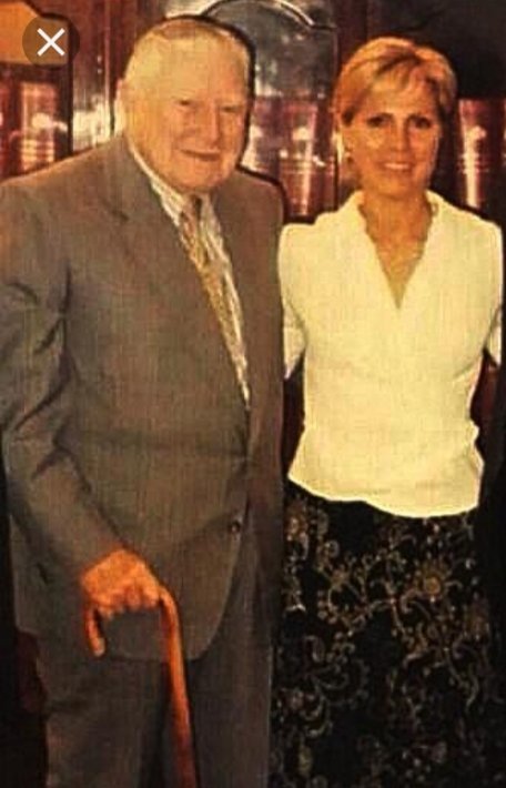 Muchxs tuiterxs en una encuesta ponen el nombre de lily Pérez como nueva ministra de la mujer,  acaso luchó por las mujeres asesinadas, torturadas por su amiguito de la foto ? NO ..Hasta me  duele la mala memoria q tenemos los chilenos.