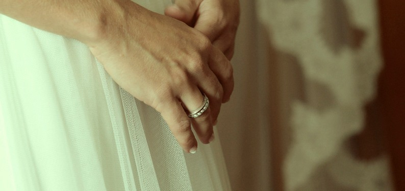 ¿Dedo anular o corazón? ¡Siempre dedo anular! #fotobodas #bodaesplugues #bodasitges