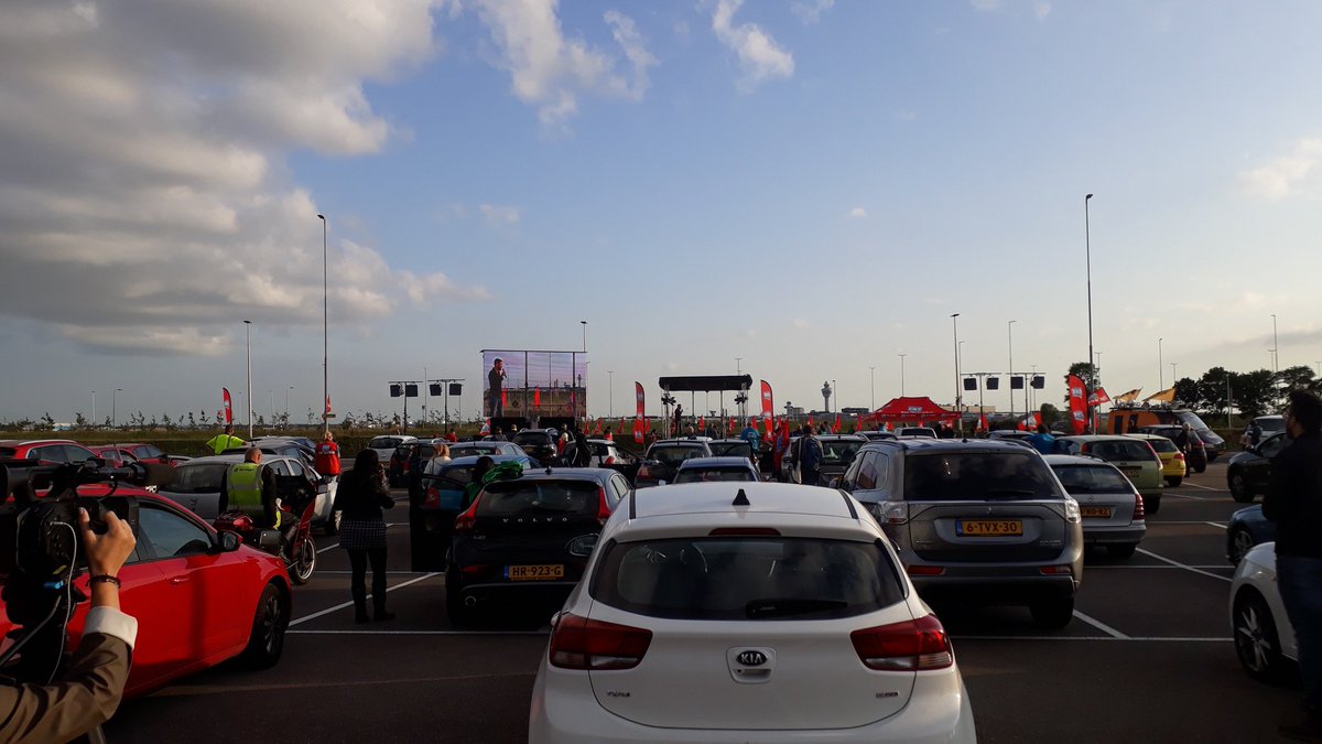 FNVSchiphol's tweet photo. Luchthavenmedewerkers zijn duidelijk te zien en luid te horen (toeterrr) #vastveilig14 https://t.co/IolnLavonV