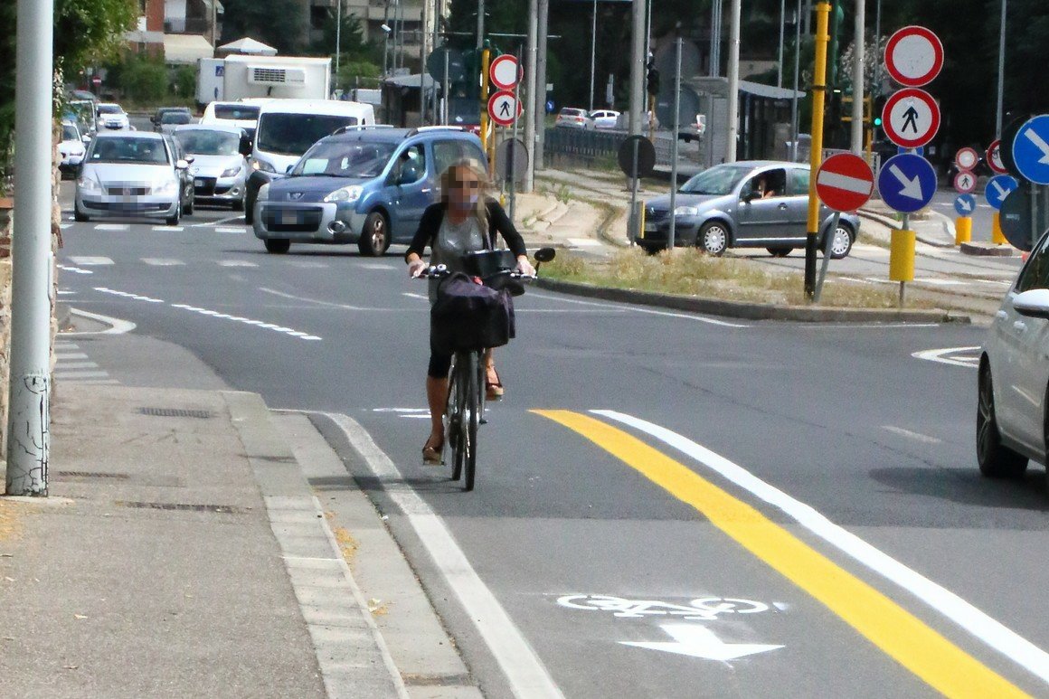 Ste_Giorgetti's tweet photo. Dopo la corsia ciclabile di via Foggini ecco la pista ciclabile in viale Nenni #pianobartali #biciclette #rinascefirenze https://t.co/nggiu4H5DQ