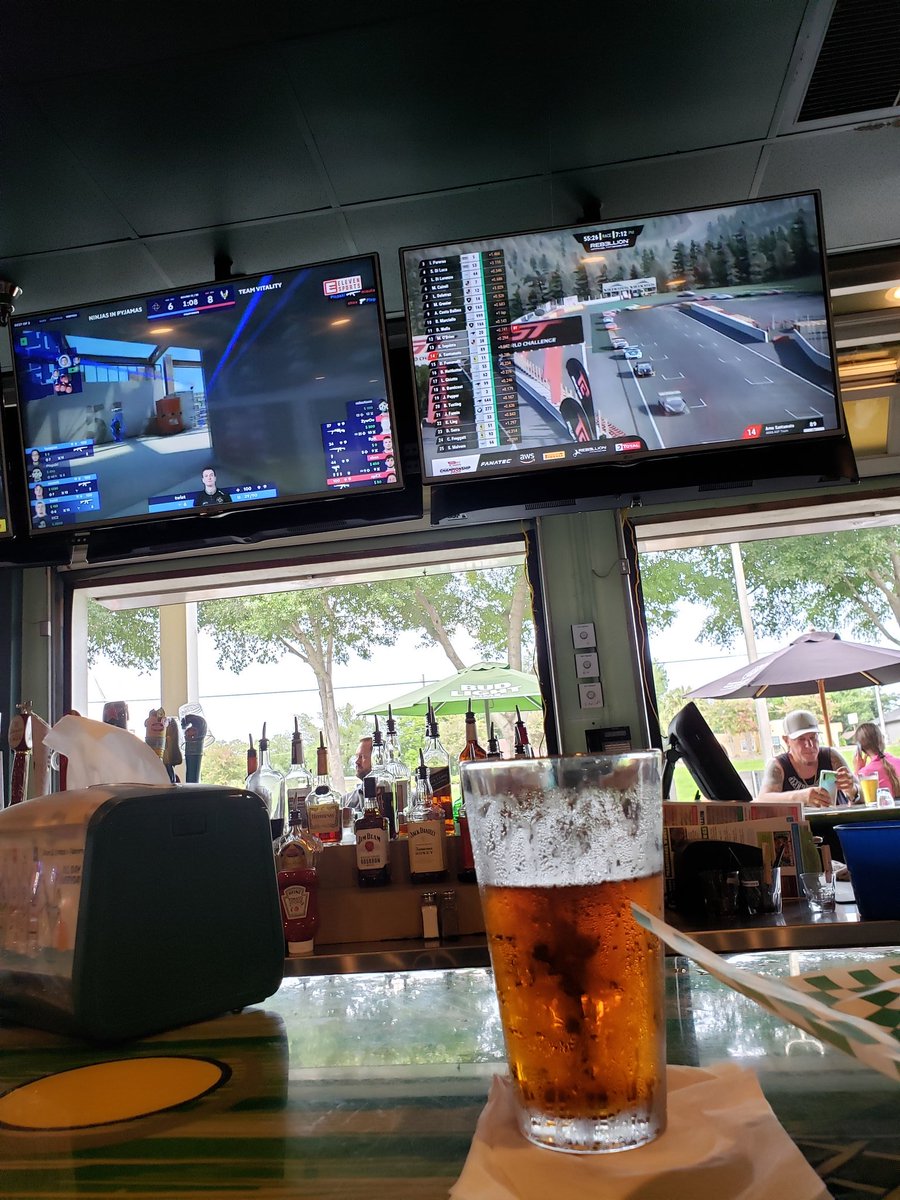 CodeCarb0n's tweet image. Esports at my local watering hole. #beingsafe