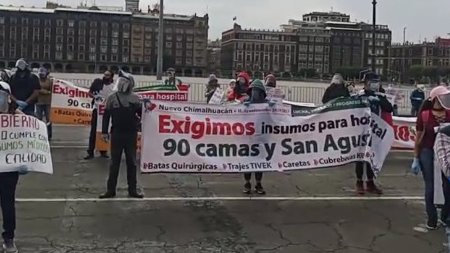 canal6tv's tweet photo. En estos momentos personal del ayuntamiento de 
@GobChimalhuacan y personal de los hospitales #90Camas y San Agustín del mpio, piden a las afueras de Palacio Nacional, insumos para los nosocomios. https://t.co/T0ufOHtYEn