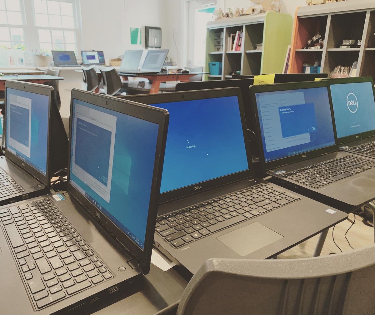 JoubertAndres's tweet image. Out with the old... 

Scrubbing and wiping these old PCs clean to send back and make way for the new Macs. Our superstar teachers deserve an 🍎 this upcoming year! 

PCs——&amp;gt;Macs in all classrooms!!
.
.
.
#edtech #ParkMaitland #LearnPM