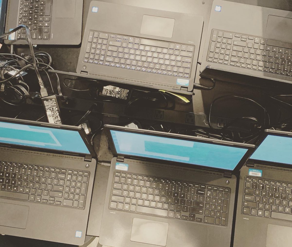 JoubertAndres's tweet image. Out with the old... 

Scrubbing and wiping these old PCs clean to send back and make way for the new Macs. Our superstar teachers deserve an 🍎 this upcoming year! 

PCs——&amp;gt;Macs in all classrooms!!
.
.
.
#edtech #ParkMaitland #LearnPM