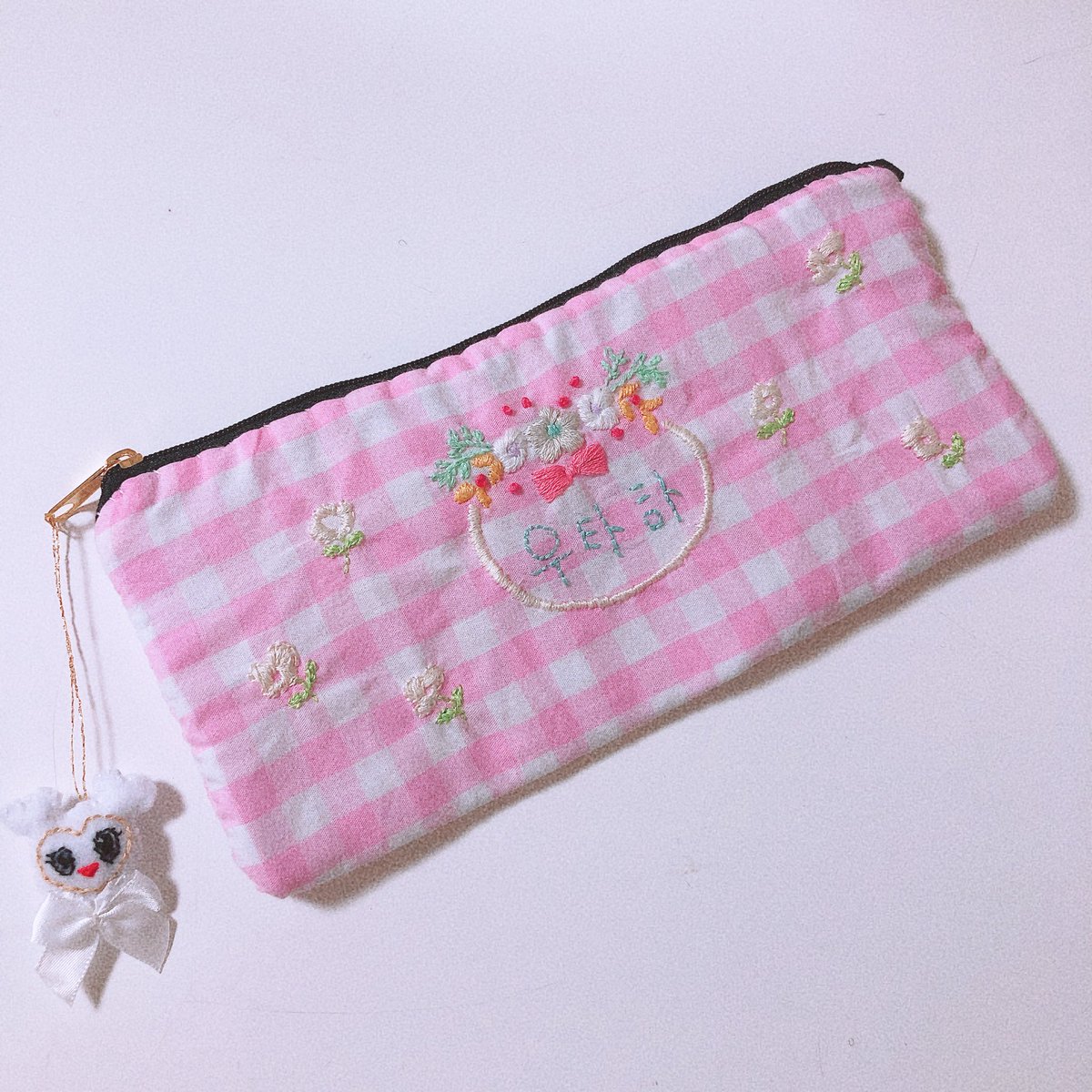 こたつむし Twitterissa 娘が こんなペンポーチが欲しい とデザインしたので作ってみました ついでに娘が好きなtwiceのラブリーちゃんのマスコットも ペンポーチ 手作り ハンドメイド Twice ラブリーちゃん ダヒョン こたつむし Twitterissa 娘が こんなペンポーチが欲しい とデザインしたので作ってみました ついでに娘が好きなtwiceのラブリーちゃんのマスコットも ペンポーチ 手作り ハンドメイド Twice ラブリーちゃん ダヒョン