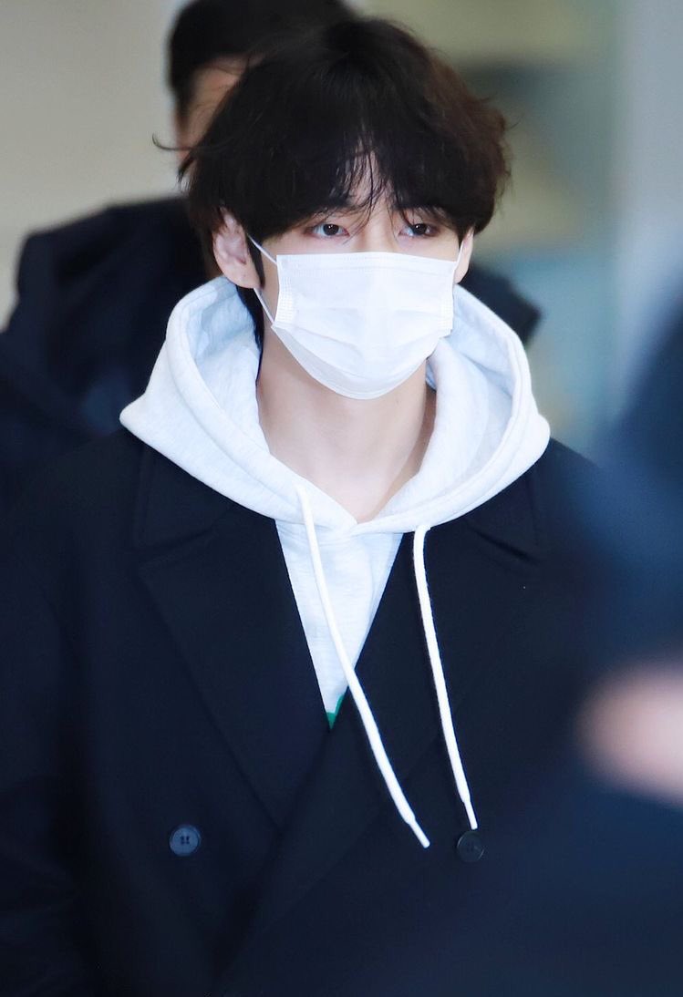 taehyung’s airport fashion — a thread