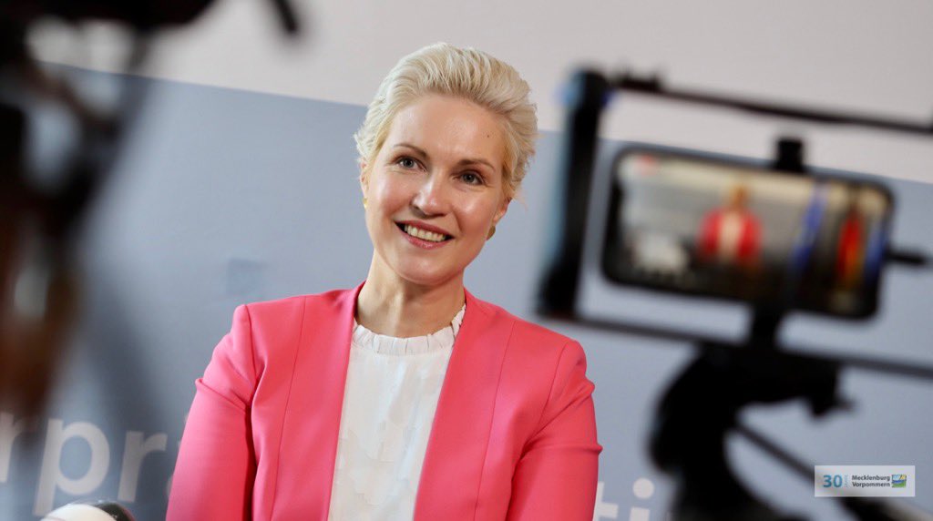 ManuelaSchwesig's tweet photo. Ich bin froh, dass wir weiterhin die geringsten Infektionen #coronavirus in Deutschland haben. Wir werden weiter Schritt für Schritt nach dem #MVPlan öffnen: Hort für alle Kinder in den Ferien - natürlich gebührenfrei👍 Theater öffnen👍Urlaub in #MV😎 👉 https://t.co/YXFtrwJn25 https://t.co/seh6nLP6DC
