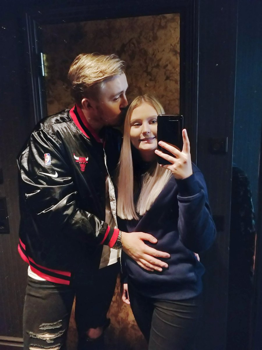 viktorian99's tweet photo. Att du stått ut med mig i fem år ❤️ Du gör mig lycklig 😍 Jag älskar dig ❤️ https://t.co/BbItsCnECU