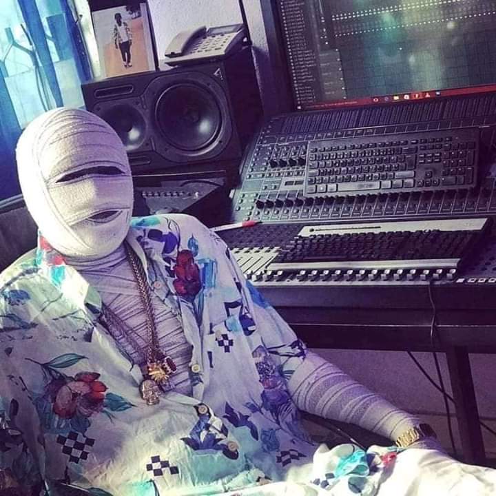Rollandalbani's tweet photo. Quand tu penses avoir tout vu et tu tombes sur Mc Momie 😂😂😂😂😂 
#Music #Cameroun https://t.co/Bz0hIv5vHO
