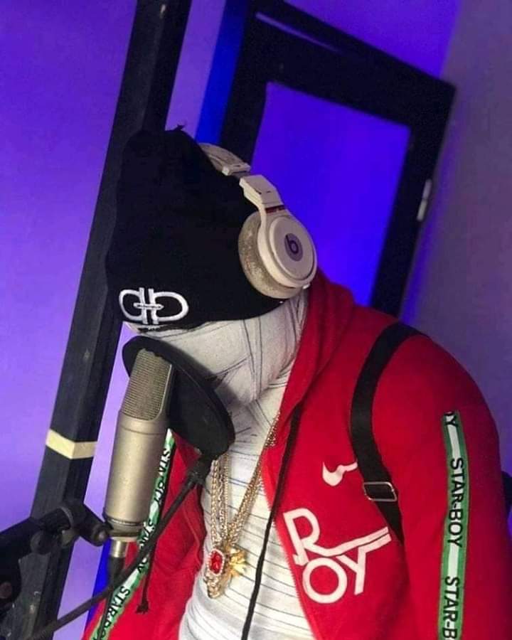 Rollandalbani's tweet photo. Quand tu penses avoir tout vu et tu tombes sur Mc Momie 😂😂😂😂😂 
#Music #Cameroun https://t.co/Bz0hIv5vHO