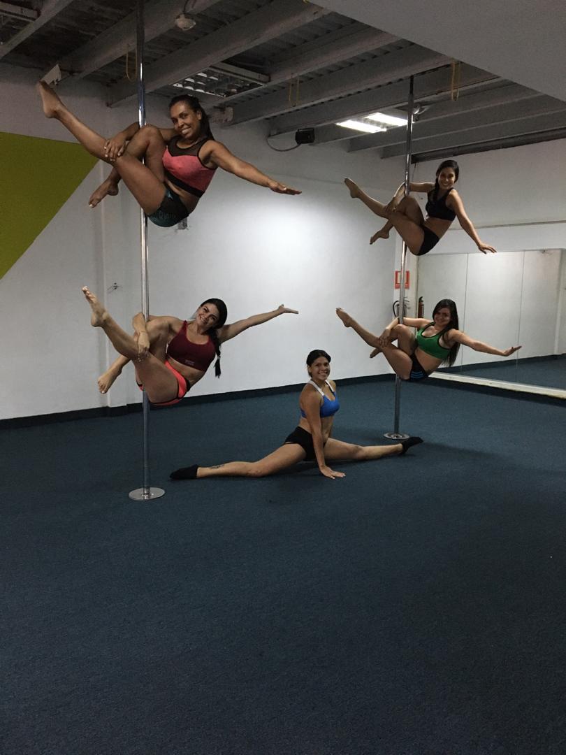 yelitza0819's tweet image. #pooldance 🤸‍♀️ ahora si quiero que pasen rápido los días 😁