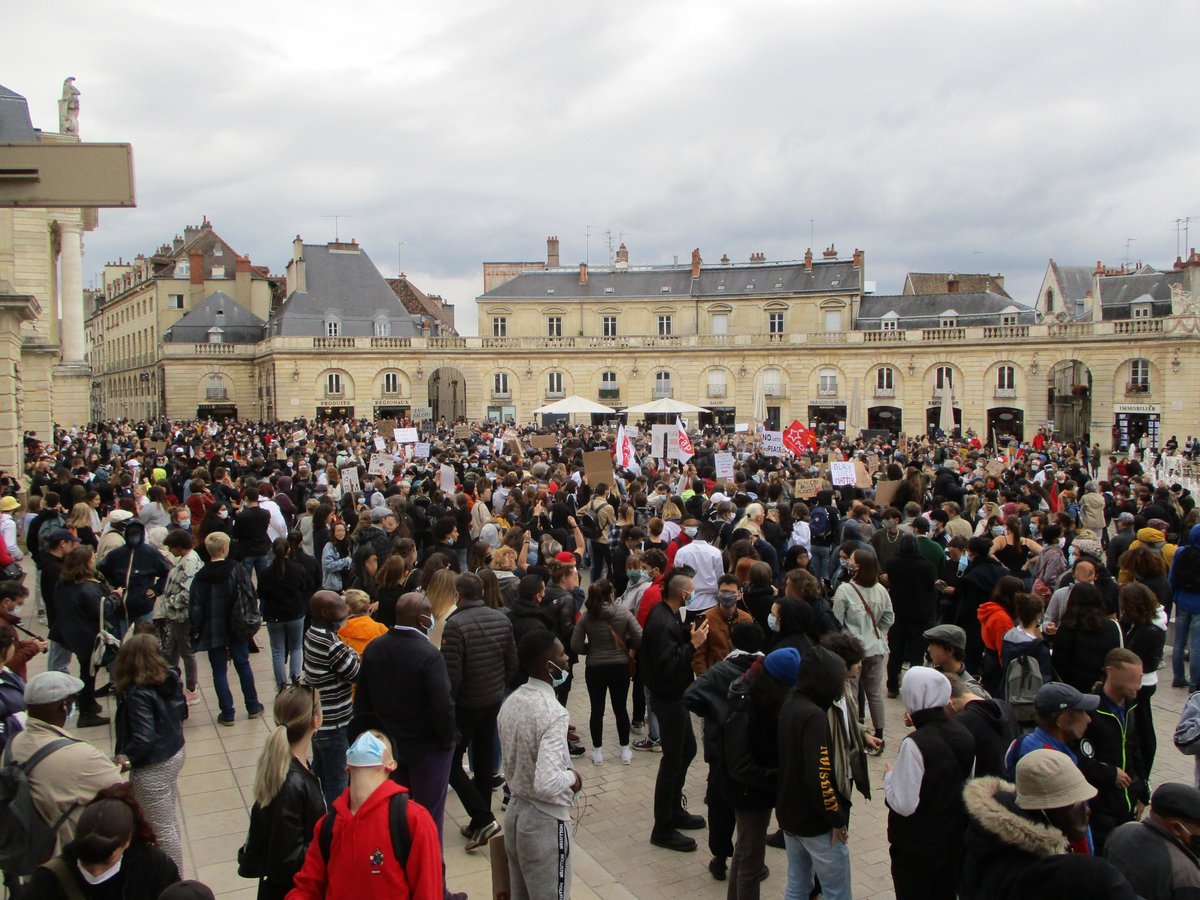DijonDTR's tweet photo. Énormément de monde à cette première manif #BlackLivesMatter à #Dijon ! https://t.co/8LRmxbw3sU