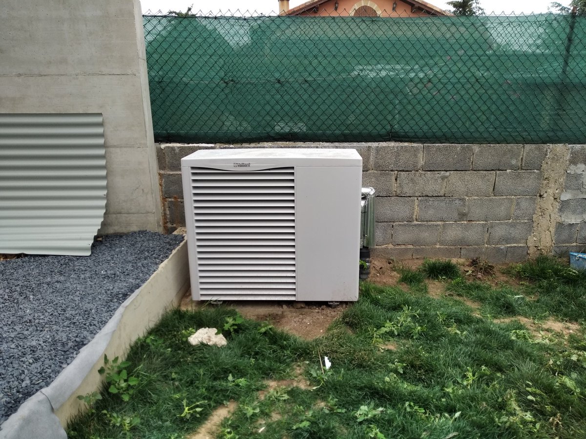 Alet_Taldea's tweet photo. Gaur Burgosko Medina Pomar herrian aerotermia @Vaillant_es ezarri dugu. Toki hotzetan berokuntza sistema fidagarri eta eraginkorra. https://t.co/XcJQr1kJDo