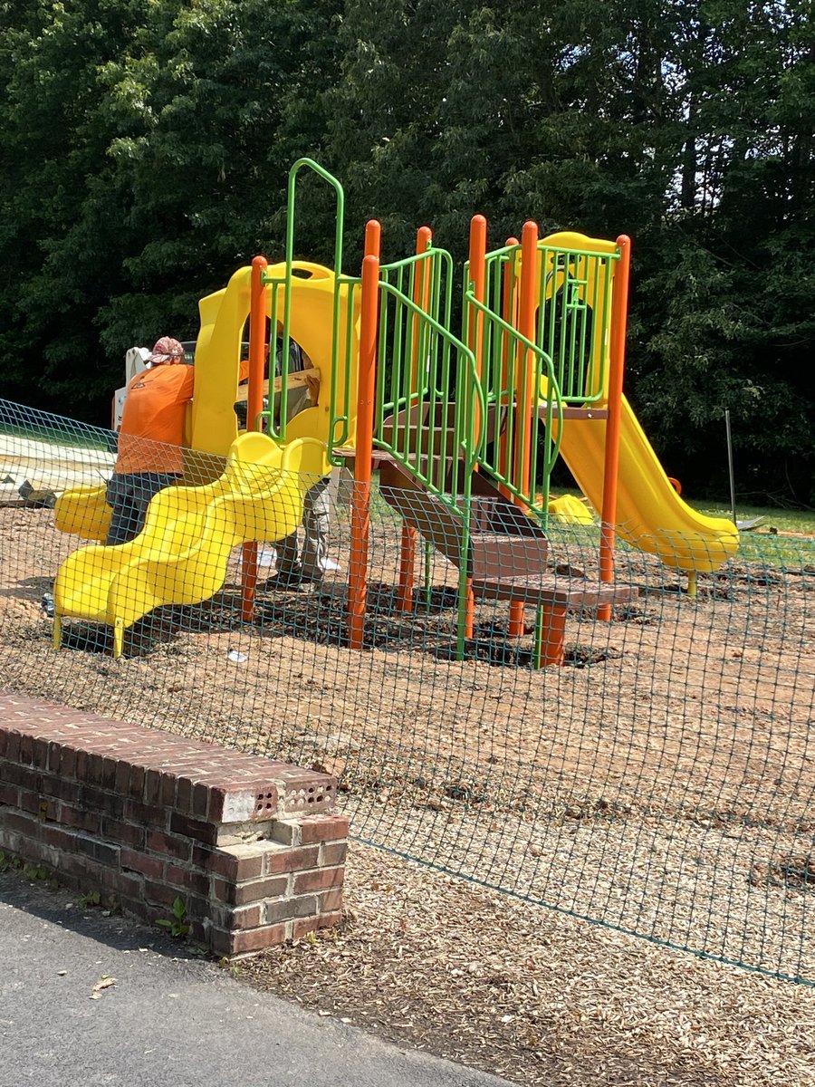 CESMiniCougars's tweet photo. Good progress today!  Love the bright colors! #mpcsva https://t.co/4dgQPDmhFU